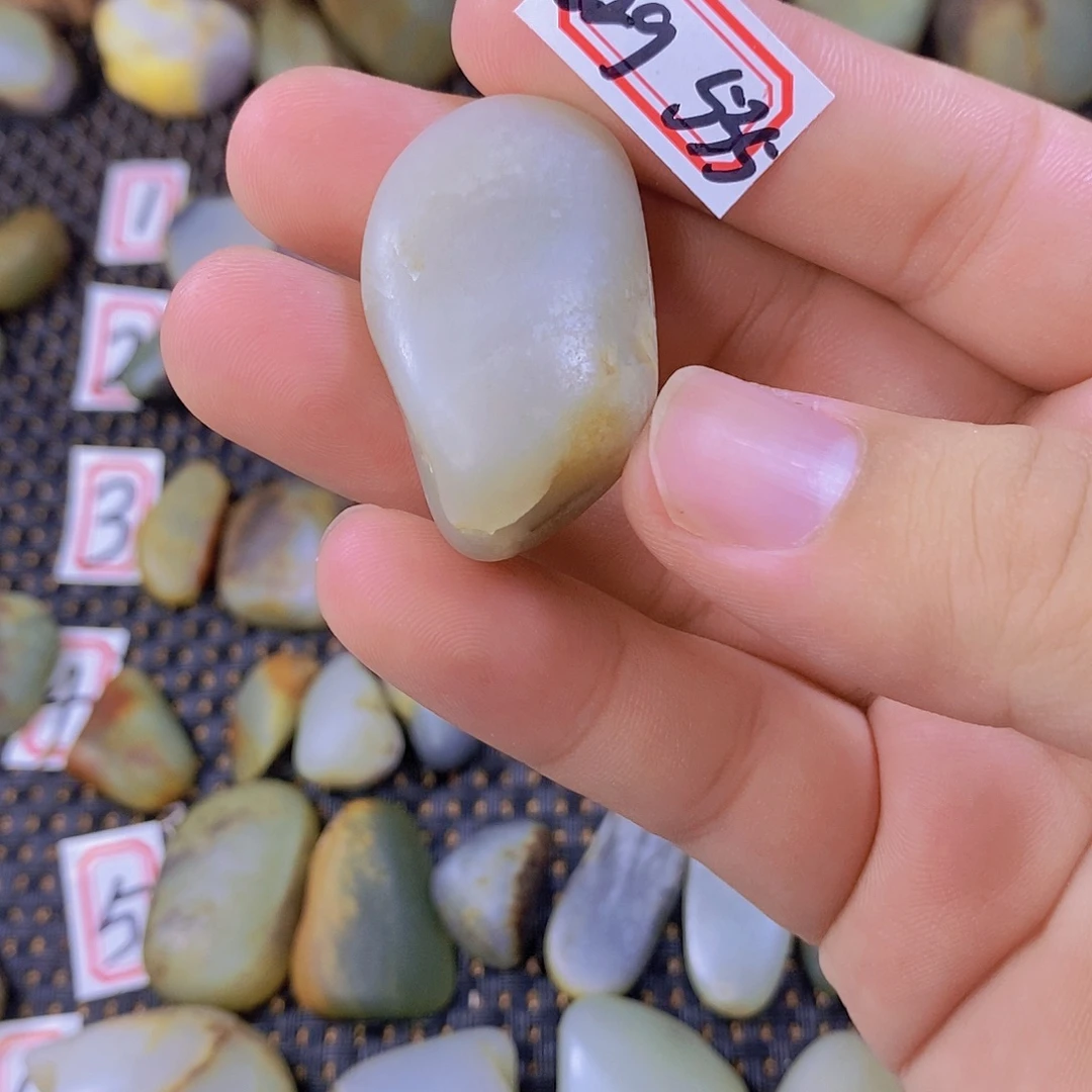 颈饰未镶嵌和田玉（糖玉）