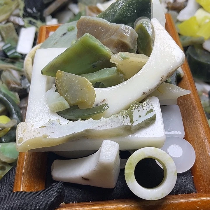 和田玉未镶嵌珠宝奇石李*