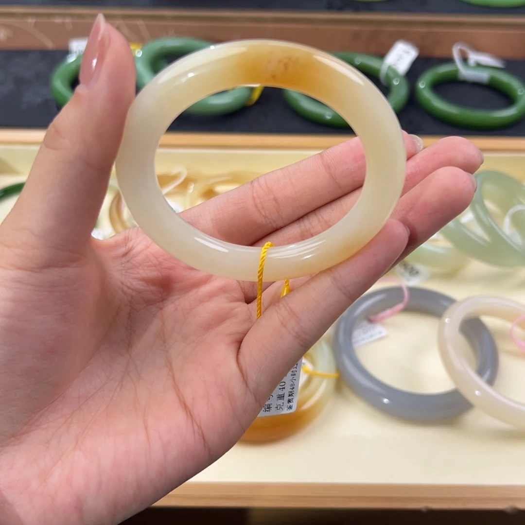 和田玉未镶嵌手镯有微瑕