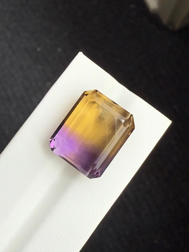 29.82ct天然紫黄晶裸石，尺寸18.4*15.4*10.7mm，颜色美艳