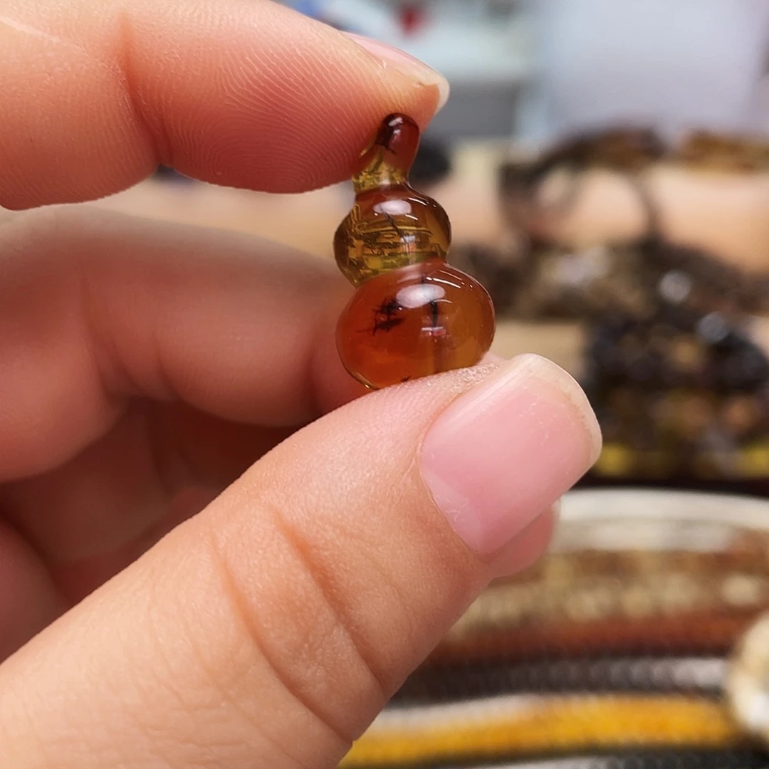顺***娘未镶嵌琥珀裸石大