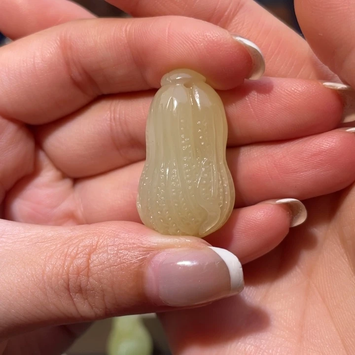 聆****和田玉未镶嵌颈饰