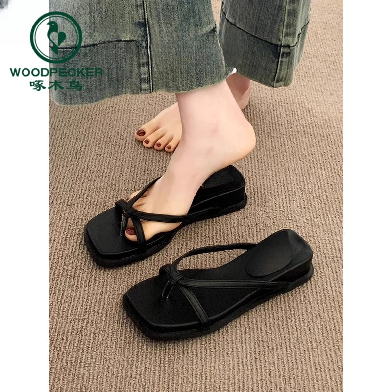 啄木鸟坡跟人字拖女夏外穿2025新款法式高级感夹脚凉拖鞋厚底凉鞋
