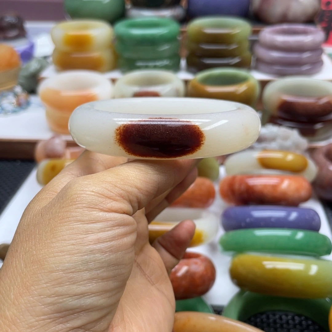 秋***澪石英岩玉未镶嵌手镯