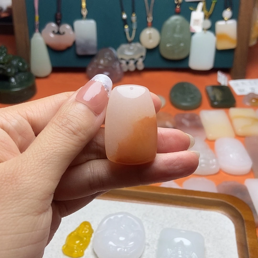 颈饰未镶嵌石英质玉