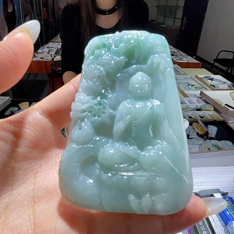 翡翠未镶嵌颈饰一个