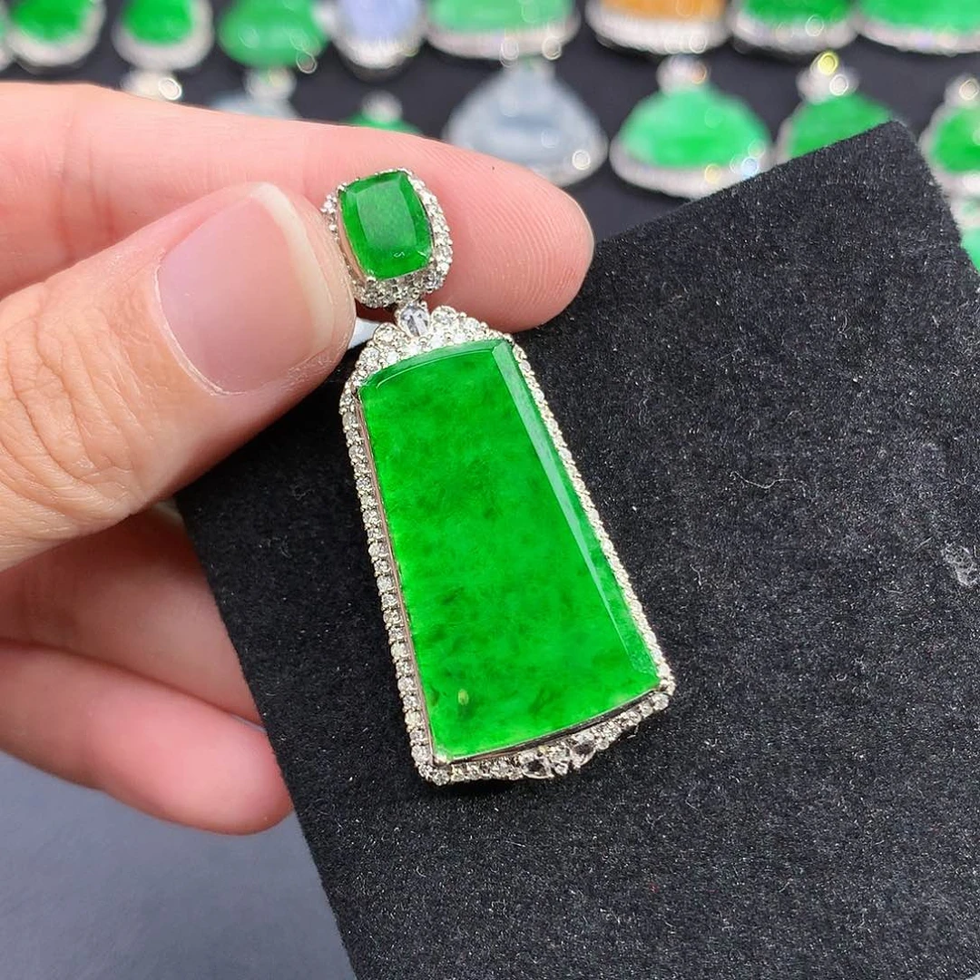 跑***哥翡翠18K金镶嵌颈饰