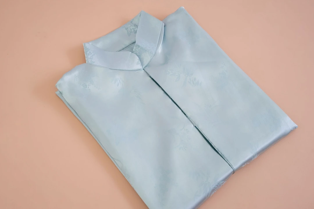 浅色缎面提花女士衬衣立领中式暗纹上衣老年服