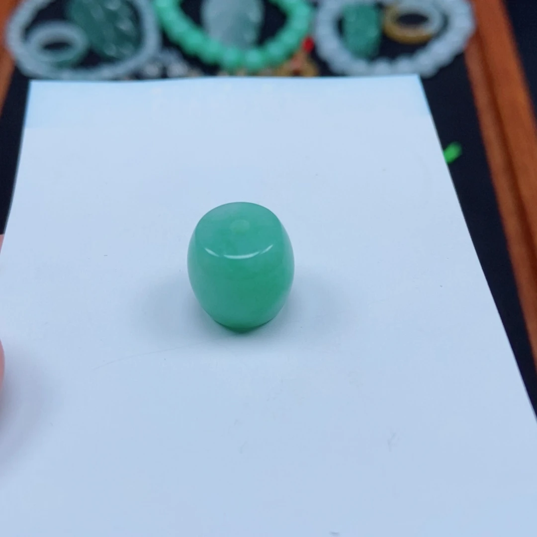 翡翠未镶嵌颈饰叫**安