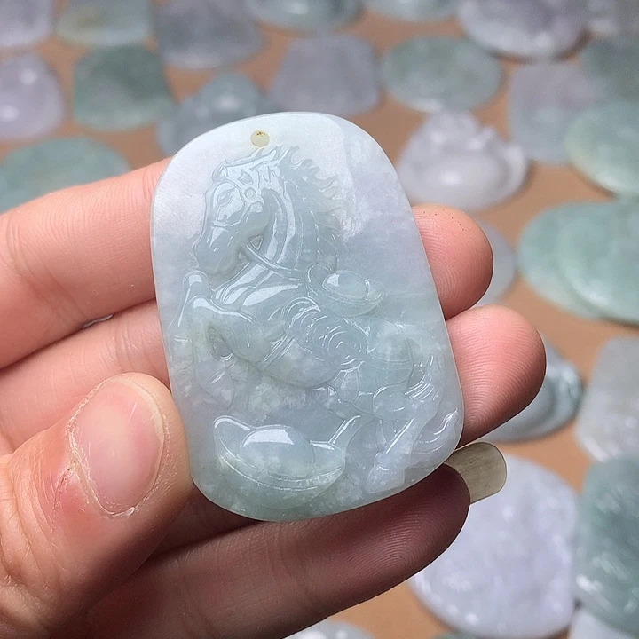 翡翠未镶嵌颈饰马牌