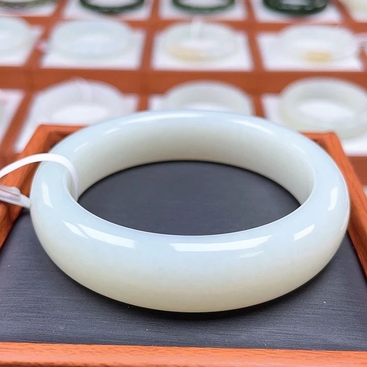 和田玉未镶嵌手镯糯白