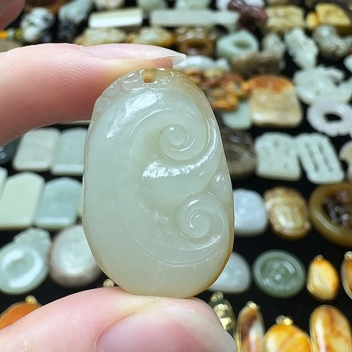 和田玉未镶嵌颈饰如意