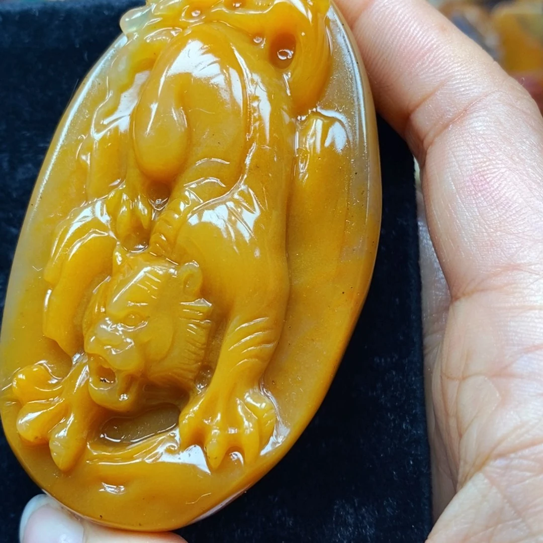 未镶嵌石英质玉（黄龙玉）颈饰
