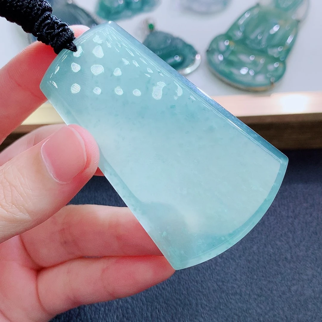 翡翠挂件未镶嵌翡翠