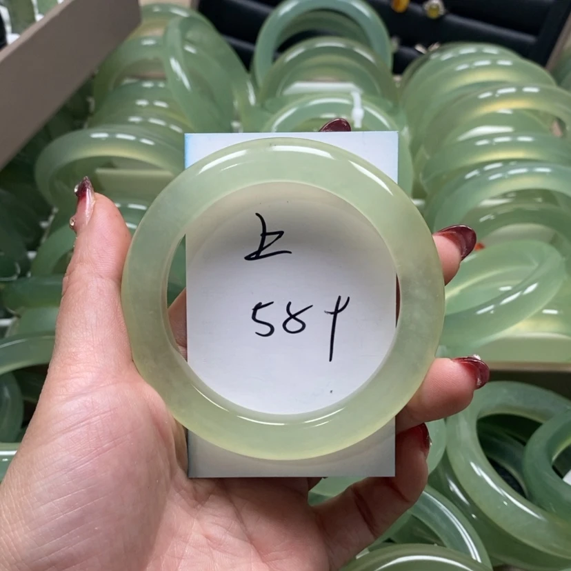 【闪购商品】蛇纹石玉手镯未镶嵌上**佳