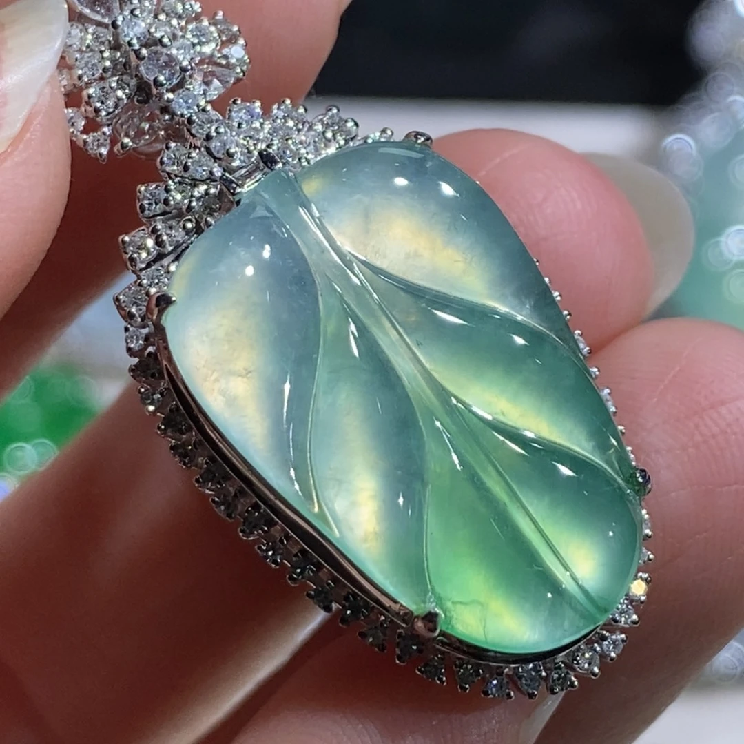 翡翠18K金镶嵌颈饰叶子