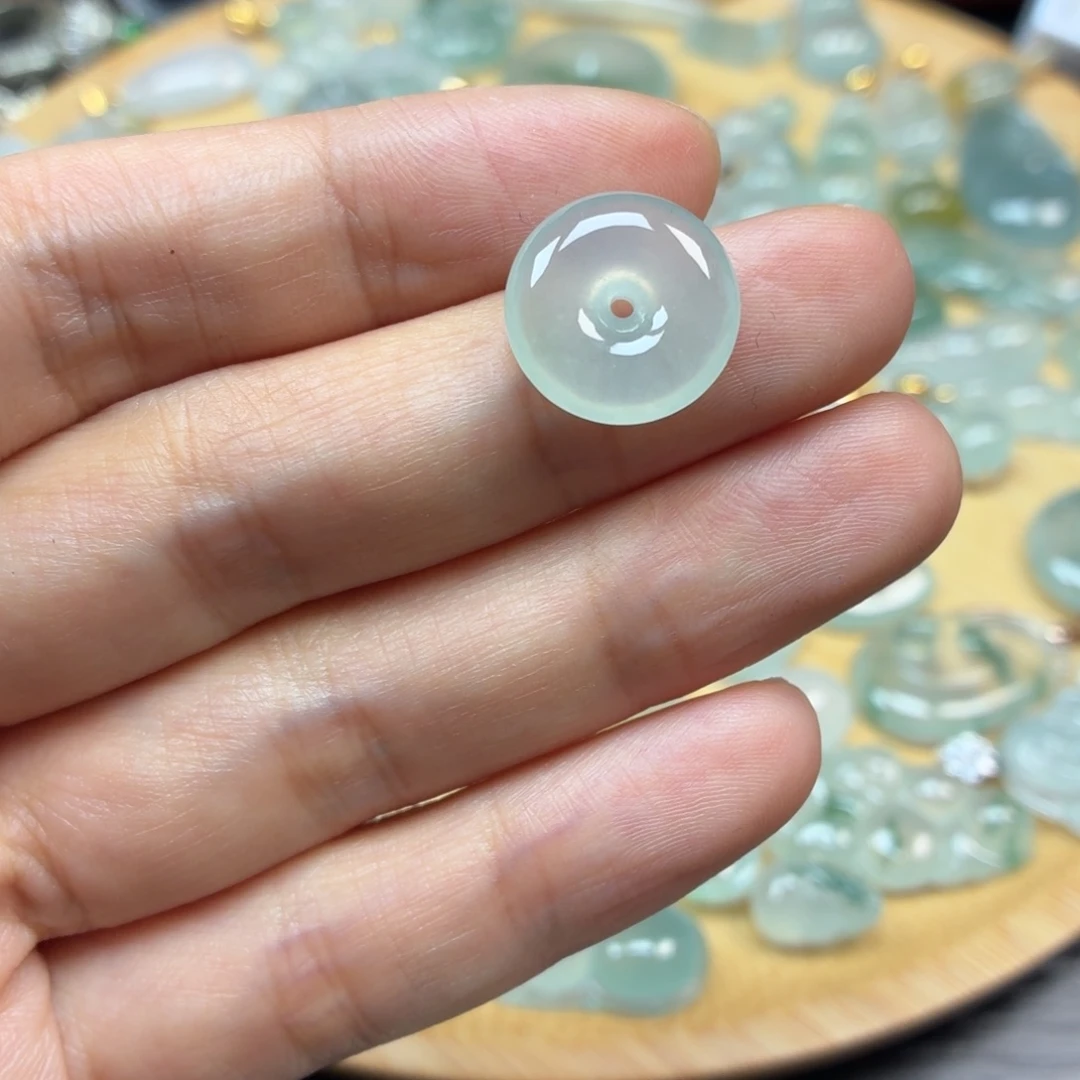 翡翠未镶嵌颈饰平安扣