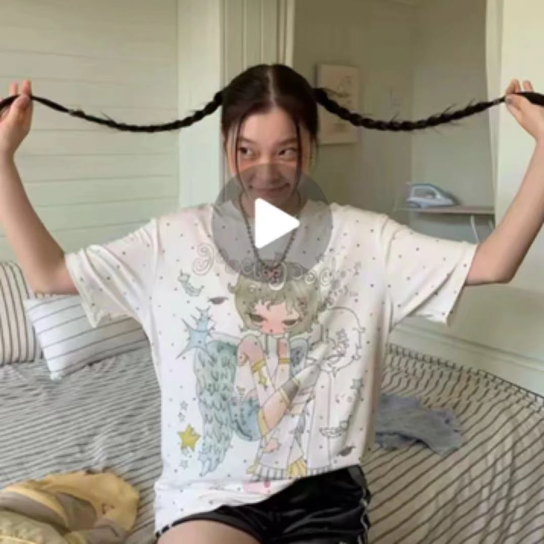 美好波点翅膀情绪女孩