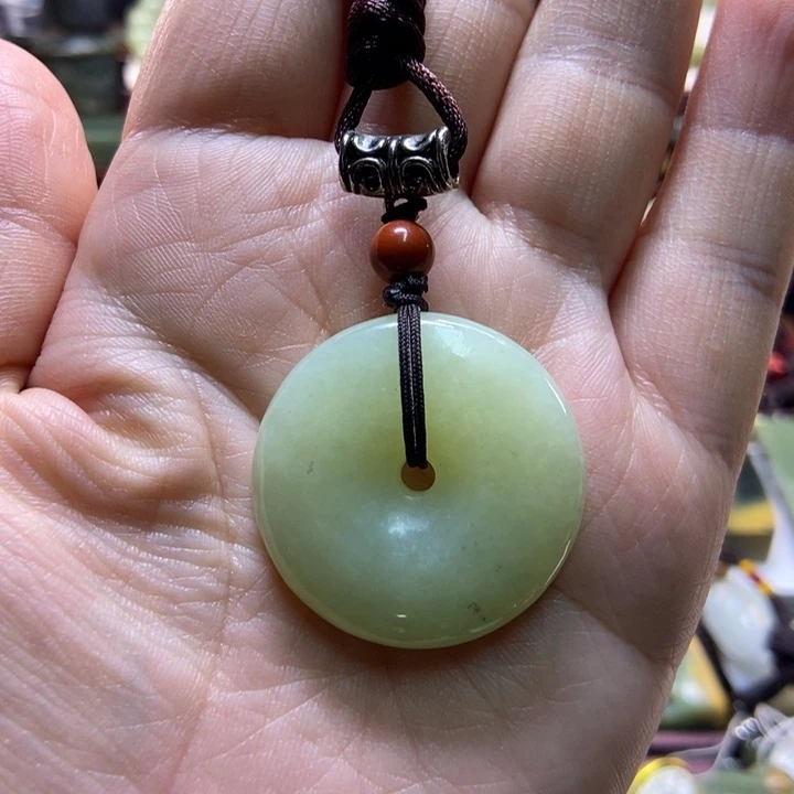 吊坠(赠链)未镶嵌岫岩老玉（透闪石质玉）