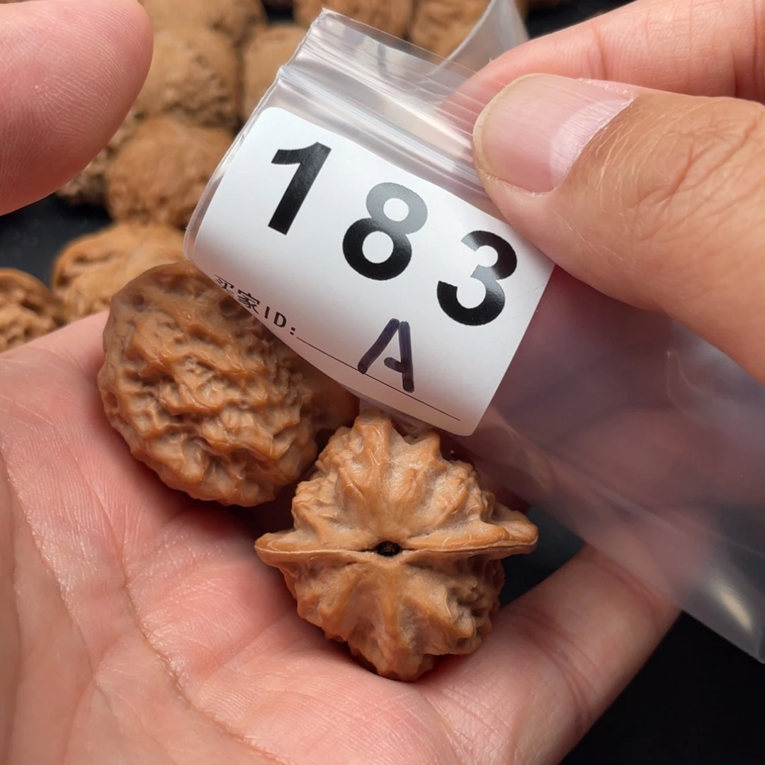 文玩核桃吊坠瓷娃娃