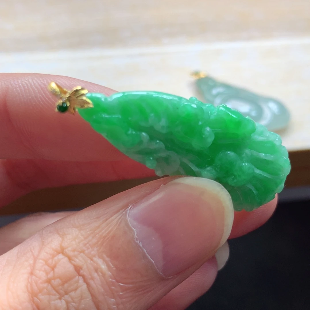 翡翠18K金镶嵌颈饰吊坠