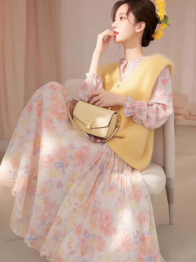 2025春季新款超火田园风黄色针织马甲上衣碎花连衣裙显瘦两件套女