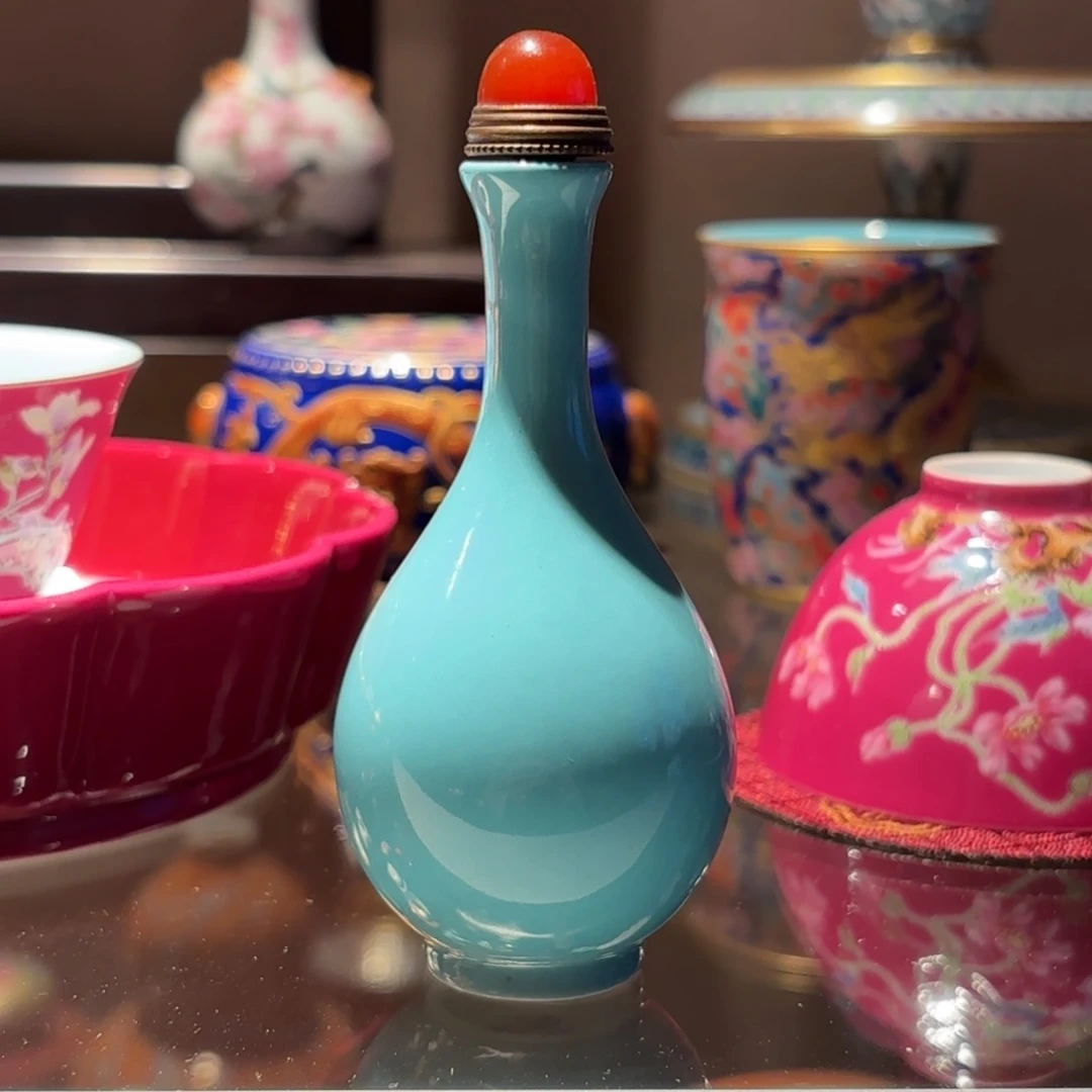 陶松石绿颜色釉鼻烟壶把玩