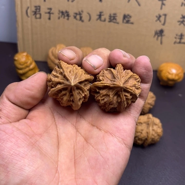 ****菩提籽类两个高尖 有瑕疵黄 不是对儿