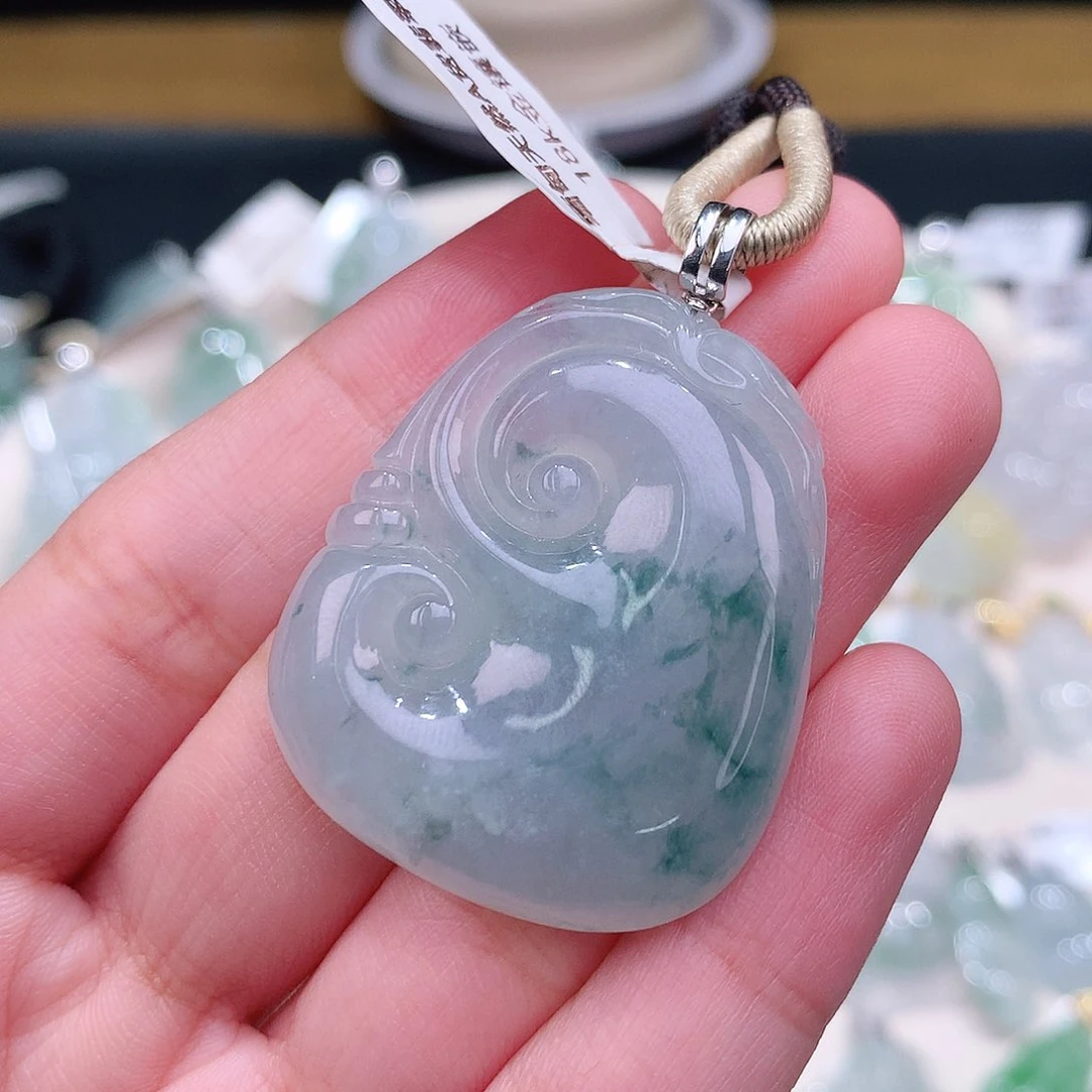 颈饰18K金镶嵌翡翠