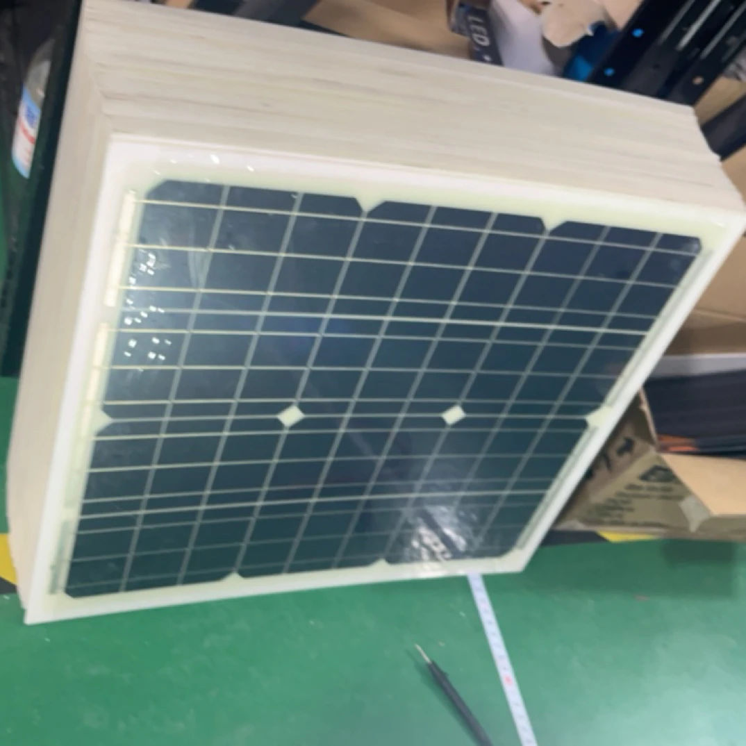 【瑕疵特价处理发2张】25GFB太阳能光伏板18V单晶43x38cm 未接线