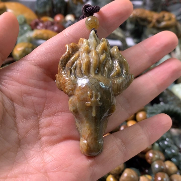 未镶嵌岫岩河磨玉（透闪石质玉）把件月*