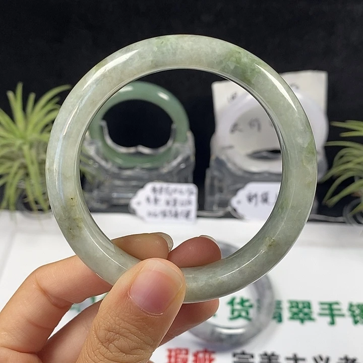 未镶嵌手镯翡翠40号。 57.3圈