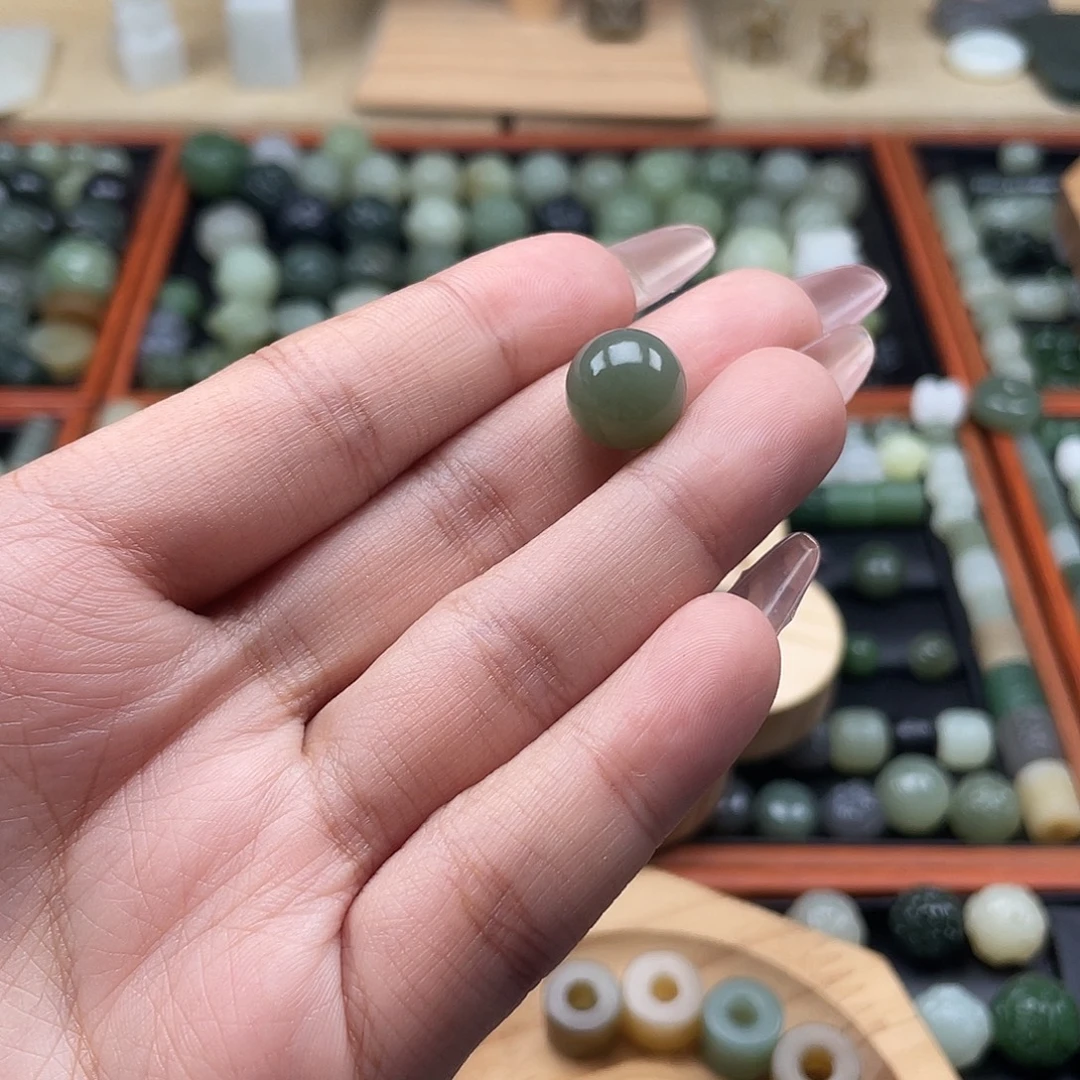 东***剪和田玉（糖玉）未镶嵌珠宝半成品