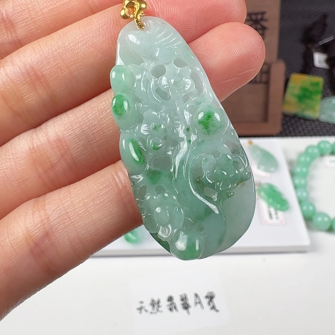 翡翠18K金镶嵌颈饰