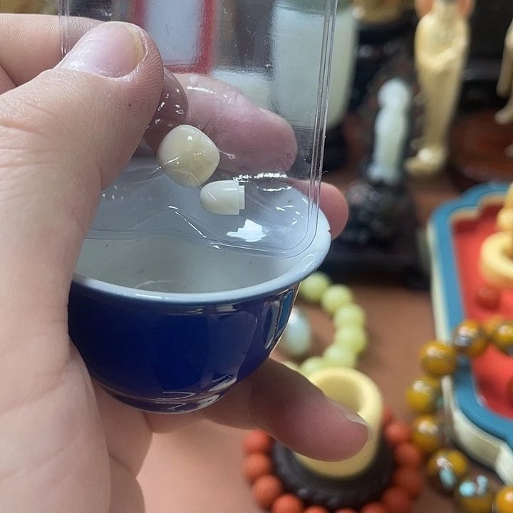 教***父瓷片精致雕刻工艺