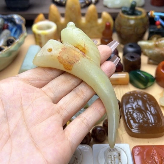 蛇纹石玉未镶嵌颈饰