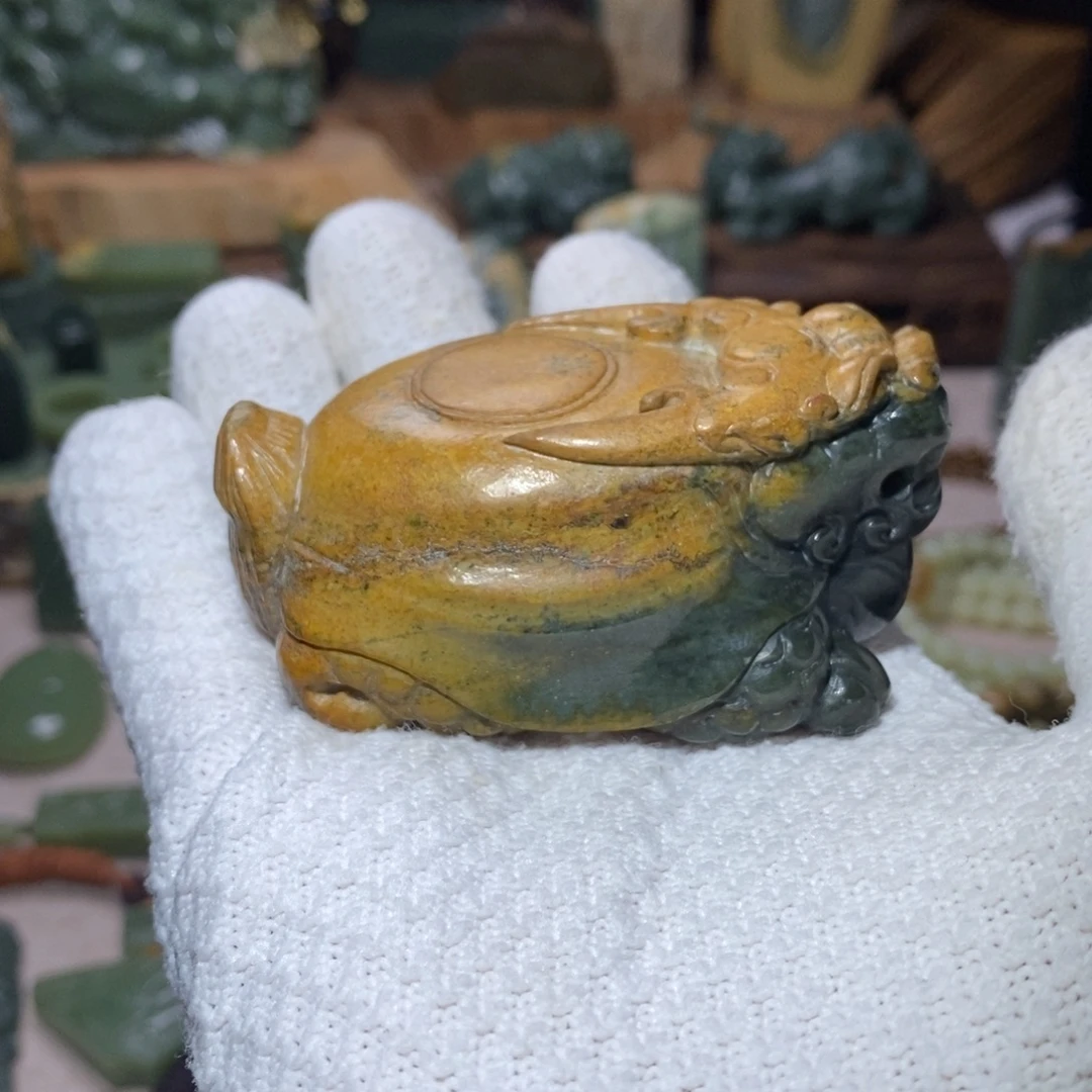 未镶嵌岫岩河磨玉（透闪石质玉）把件
