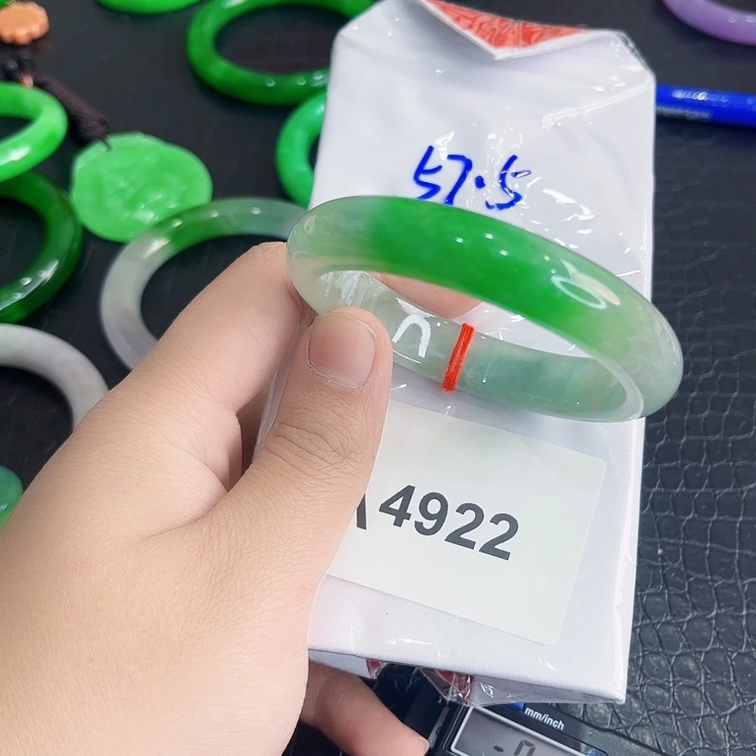 翡翠手镯未镶嵌多样性