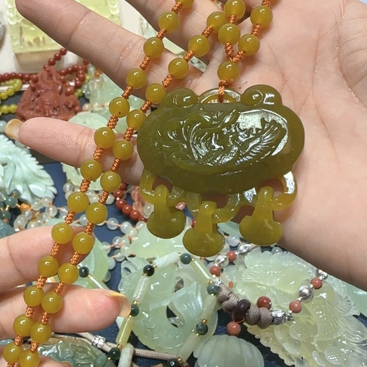 未镶嵌蛇纹石玉吊坠