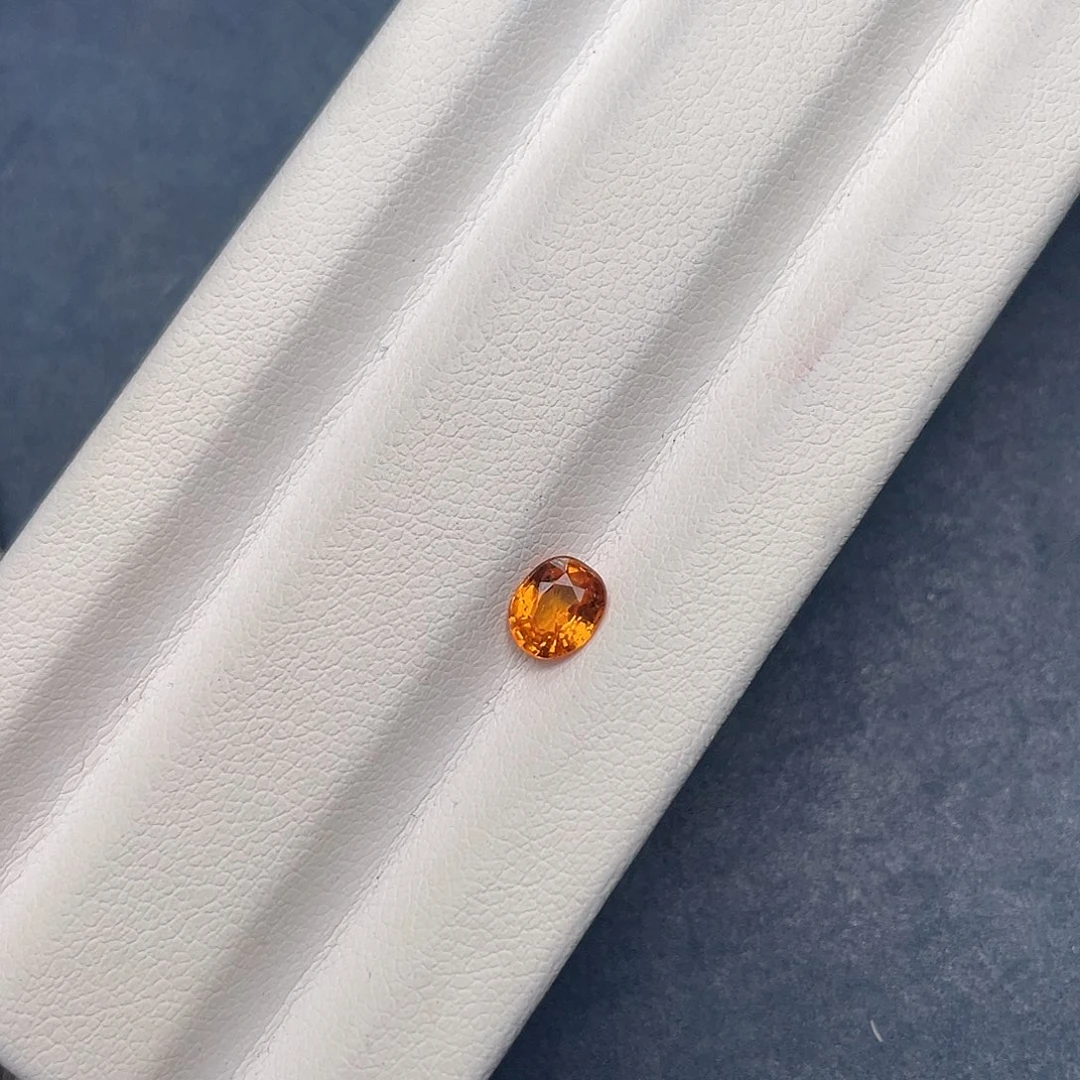 未镶嵌裸石石榴石（芬达石）0.73ct汽水色玻璃体