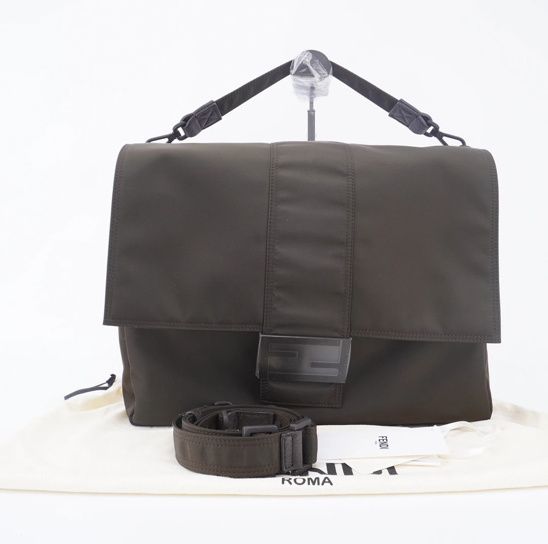 99新 FENDI/芬迪 军绿色尼龙翻盖邮差包单肩斜挎包36/30/9 D572