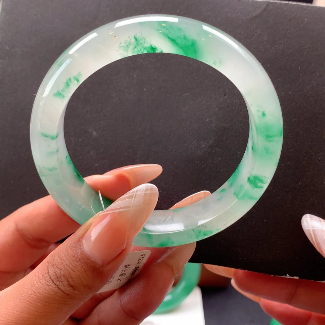 樊***樊石英质玉未镶嵌手镯