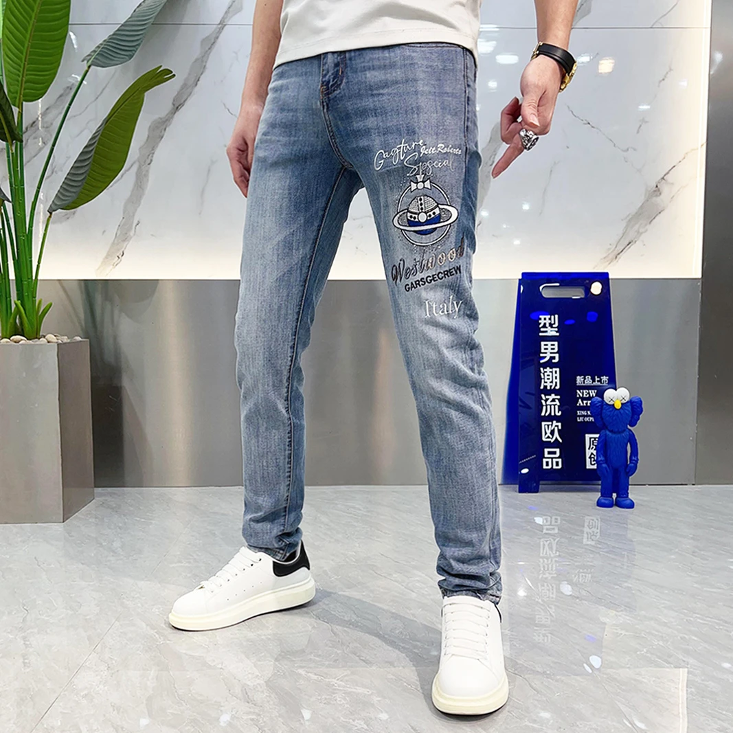 高端烫钻牛仔裤男2025春夏新款浅色水洗潮牌字母印花韩版修身长裤
