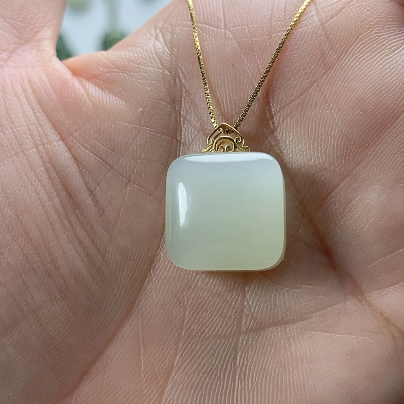 【闪购商品】颈饰18K金镶嵌和田玉