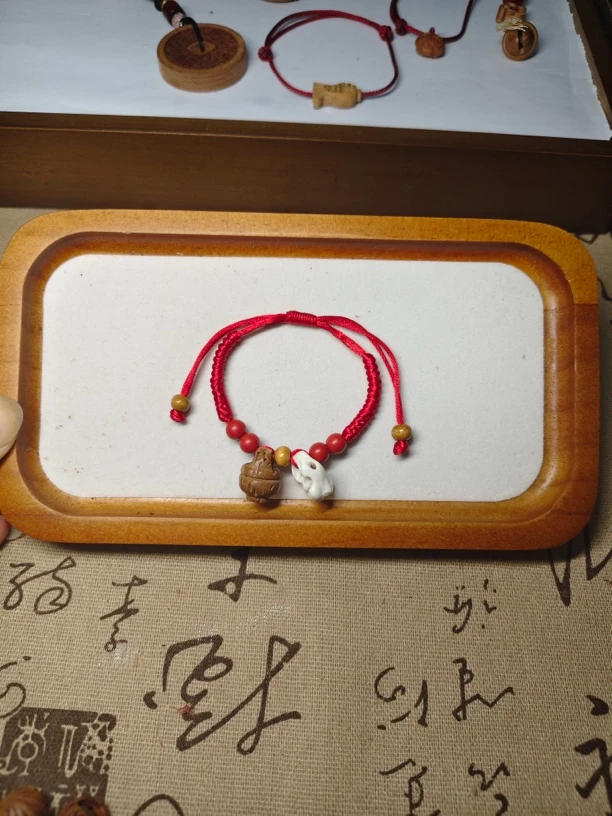 【宝宝必备】手工编织红绳野生桃核手链婴儿宝宝儿童桃篮猪精手绳