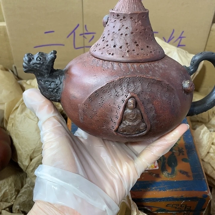 紫砂茶壶矿泥料，手工制作的一把紫砂壶。