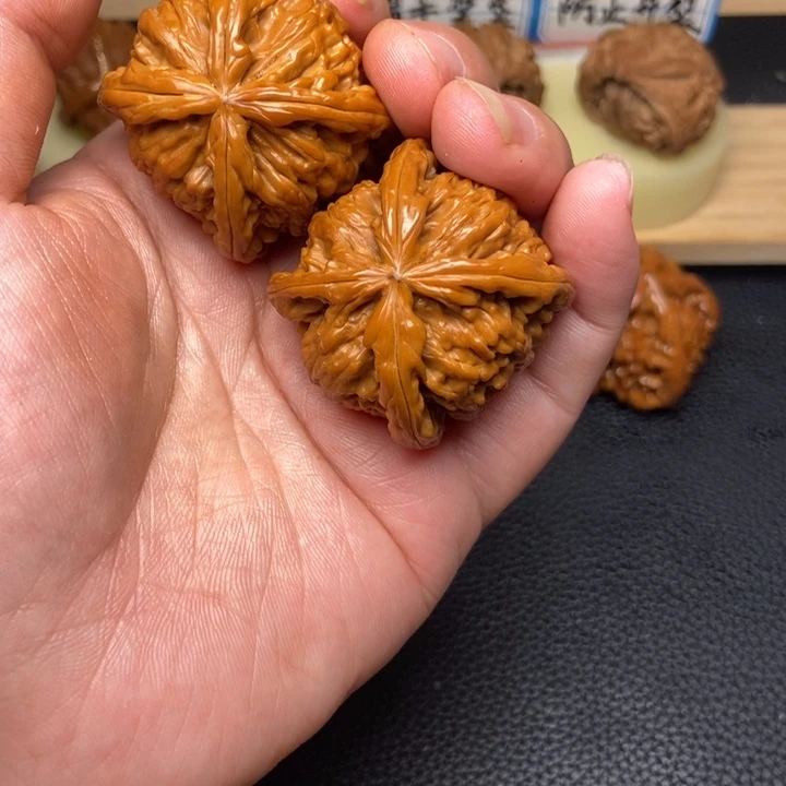 文玩核桃把件贵***柜工艺四棱