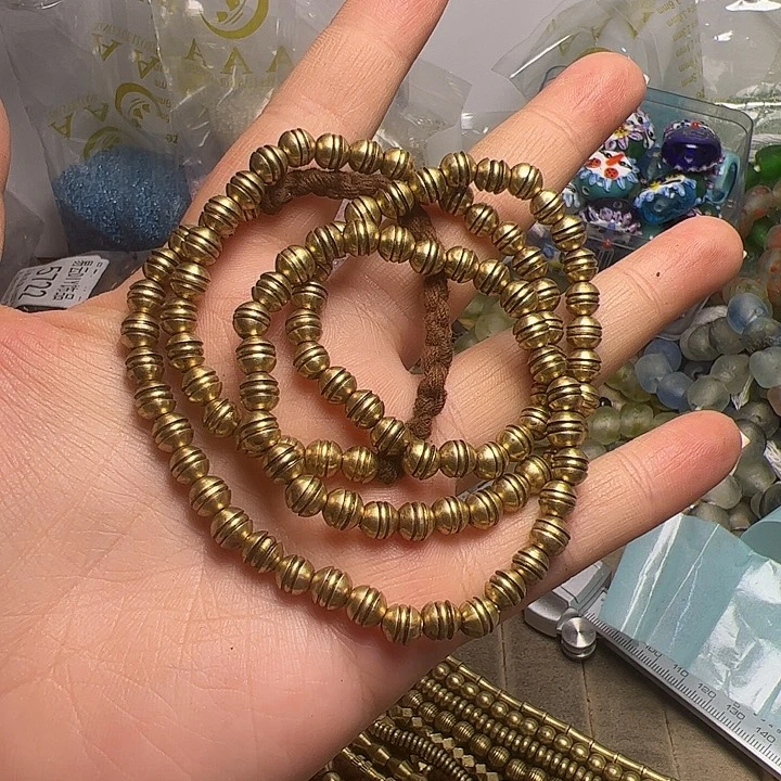 玻璃颈饰1525。       一条卡6 克价0.25