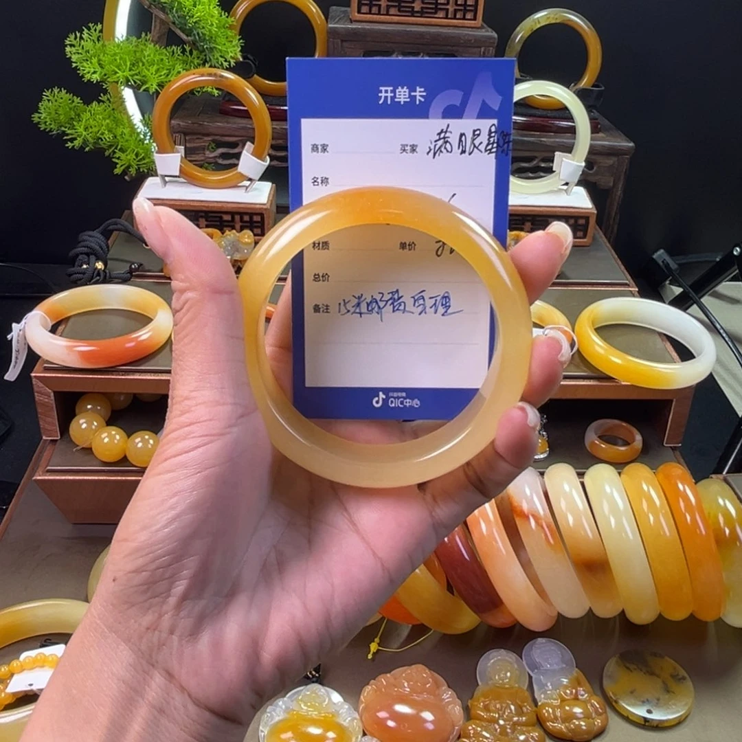 未镶嵌手镯石英质玉?**陈