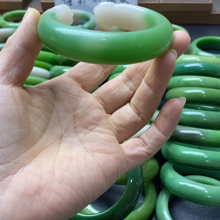 石英质玉手镯未镶嵌十****觉